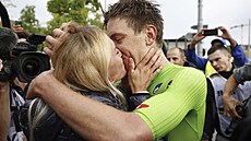 ZLATÝ POLIBEK. Na nového mistra sv�ta Tadeje Poga�ara �ekala v cíli jeho...