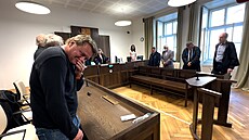 Zp�vák Vilém �ok neudr�el smích p�i vyhla�ování rozsudku nad bývalými...