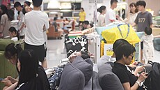 Zákazníci v obchodním dom� IKEA ve m�st� Chang-�ou odpo�ívají ve vystavených...