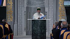 Duchovní v�dce �ádu bektá�íja, dedebaba Baba Mondi, proná�í projev na sv�tovém...