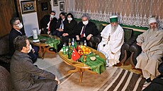 Duchovní vdce ádu bektáíja, dedebaba Baba Mondi, pi setkání s tureckou...