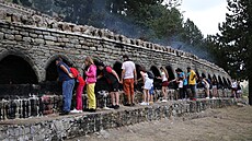 Píznivci ádu bektáíja vykonávají rituální akty na albánské hoe Tomorr na...