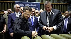 Ukrajinský prezident Volodymyr Zelenskyj navštívil armádní muniční závod ve...