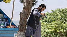Afghánský prodava� na p�edm�stí Kábulu nese energetické nápoje. Vláda Tálibánu...