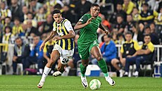 Kwadwo Duah, �výcarský úto�ník bulharského Ludogorce, v zápase proti tureckému...