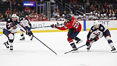 Obránce Columbusu David Ji�í�ek (vlevo) se sna�í zablokovat st�elu Andrewa...