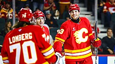 Útoník Calgary Adam Klapka slaví se spoluhrái svj gól bhem pípravného...