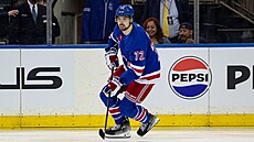 Úto�ník New York Rangers Filip Chytil vede puk v p�ípravném utkání proti New...
