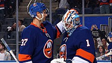 Branká� Jakub �karek a Travis Mitchell slaví vít�zství New York Islanders v...