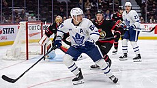 Útoník Toronta David Kämpf se dívá k modré áe bhem pípravného utkání proti...