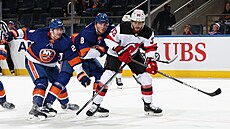 Jakub Zbo�il (vpravo) z New Jersey sleduje puk b�hem p�ípravného utkání proti...