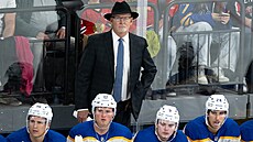 Trenér Buffala Lindy Ruff sleduje d�ní na led� b�hem p�átelského utkání proti...