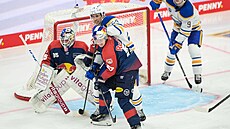 Hokejisté Buffala se tlaí do brankovit Mnichova bhem pátelského utkání.