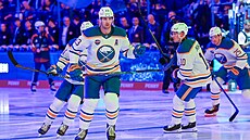 Obránce Buffala Mattias Samuelsson krouí po led ped zaátkem pípravného...