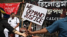 Indové protestují za spravedlnost poté, co byla znásiln�na a zavra�d�na �ena ve...