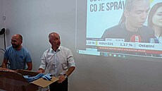 Martin Kuba sleduje ve �tábu ODS pr�b�né výsledky voleb.