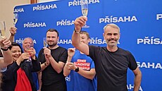 Robert lachta slaví. Ve druhém kole voleb se probojoval do Senátu