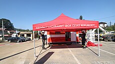 Kontejner se po slo�ení z nákladního automobilu se roztáhne do stran a polo�í...