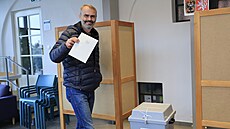 P�edseda P�ísahy Robert �lachta vhodil sv�j hlas do urny v Poho�elicích krátce...