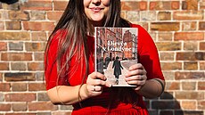 Lenka �edivá se svou knihou