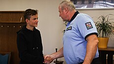 Tináctiletý Matyá nael a poctiv odevzdal penenku na policejní stanici v...