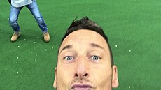 Legendární selfie. Francesco Totti se fotí s fanou�ky p�ímo b�hem utkání.