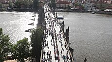 Sousedská ve�e�e na Karlov� most� v �ervnu 2020