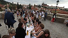 Sousedská veee na Karlov most v ervnu 2020. Na rozdíl o Václavovy...