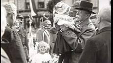 Ikonická fotografie z roku 1928. Masaryk tehdy poklepával ve áru nad Sázavou...