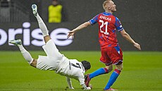 Plze�ský Václav Jemelka a  Omar Marmoush z Frankfurtu  v utkání Evropské ligy.