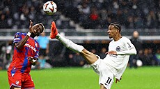Frankfurtský útoník Hugo Ekitike si pehazuje plzeského stopera Sampsona...