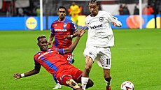 Tvrdý zákrok plzeského stopera Sampsona Dweha na Huga Ekitike z Frankfurtu v...