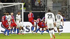 Tetí gól v plzeské brán v utkání Evropské ligy ve Frankfurtu. Plzetí...