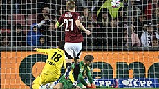 Spar�anský kapitán Filip Panák sleduje, jak olomoucá Jan Fiala p�ekonává...