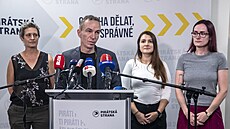 Pro Piráty byly volby fiaskem. Pedseda Ivan Barto na tiskové konferenci (21....