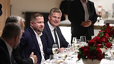 Hosté na oslav� 80. narozenin Milo�e Zemana v Hluboké nad Vltavou. Dorazili...