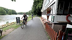 Labská stezka: Na území stedních ech vede z valné ásti mimo silnice, po...