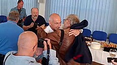 Martin Kuba pijímá ve tábu ODS gratulace