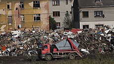 Krnov, podobn jako dalí msta, zaplavily po povodovém úklidu tuny odpadu.