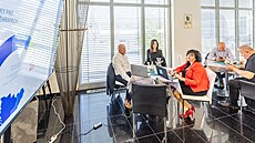 �táb Hnutí ANO sleduje s�ítání hlas� v Hradci Králové.