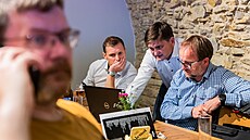 Hejtman Martin �erví�ek sleduje výsledky krajských voleb.