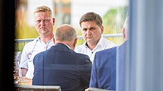 Martin �erví�ek a Pavel B�lobrádek vyjednávají za zav�enými dve�mi s Hnutím ANO...