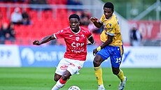 Dominique Simon z Pardubic (vlevo) v souboji s Abdallahem Gningem z Teplic.