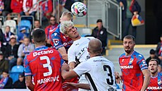 Hlavikový souboj v utkání mezi Plzní a Mladou Boleslaví.