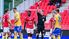 Dominique Simon z Pardubic inkasuje ervenou kartu bhem utkání proti Teplicím.