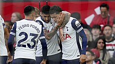 Fotbalisté Tottenhamu se radují z gólu do sít Manchesteru United.