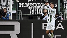 Tomá� �van�ara z Mönchengladbachu se raduje ze vst�eleného gólu v utkání proti...