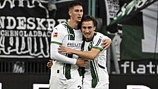 Tomá� �van�ara z Mönchengladbachu se raduje ze vst�eleného gólu v utkání proti...