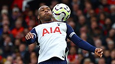 Destiny Udogie z Tottenhamu si zpracovává mí.