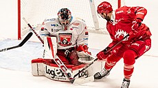 Branká� Hradce Králové Filip Novotný zasahuje proti Danielovi Kurovskýmu z...